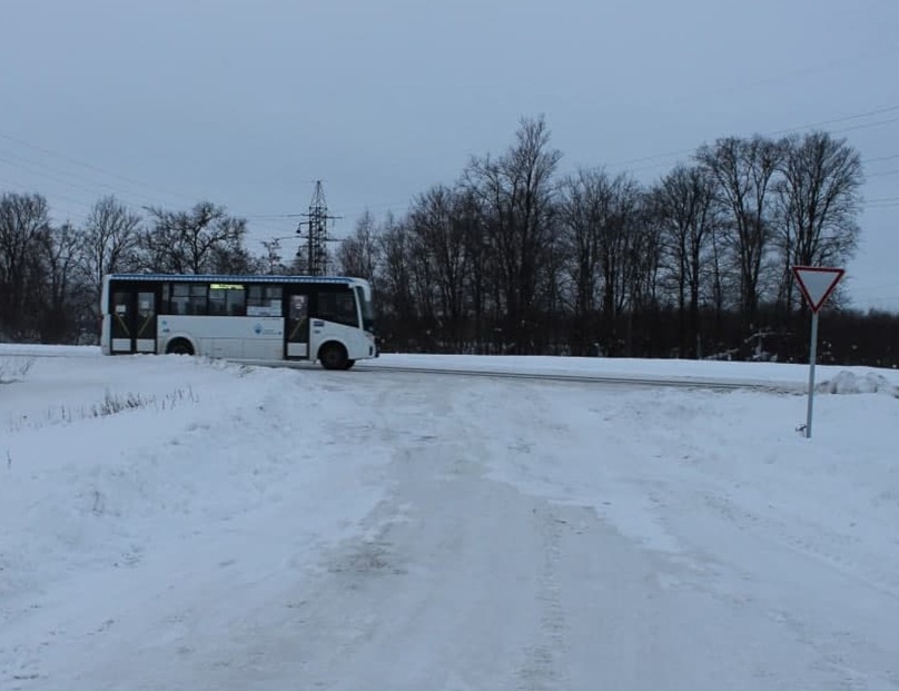Жители села в Уфимском районе ежедневно рискуют жизнью, добираясь полтора километра по трассе до остановки
