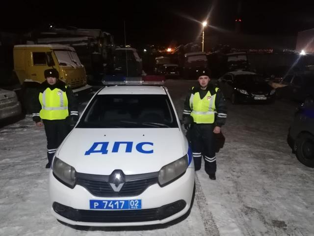 В Башкирии водитель чудом пережил морозную ночь в замерзшей машине посреди глухой трассы