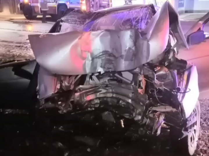 В Башкирии 19-летний парень без прав врезался в дерево, трое в больнице