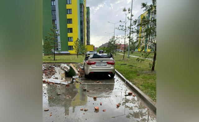 В Уфе упавшие деревья и ограждения повредили 15 автомобилей