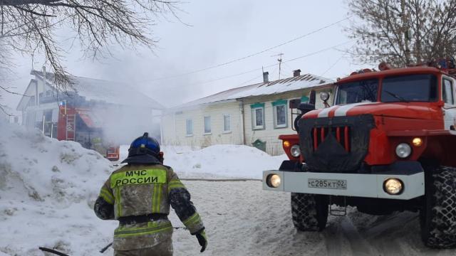 В историческом центре Уфы загорелся крупный гаражный бокс: пламя едва не перекинулось на больницу.