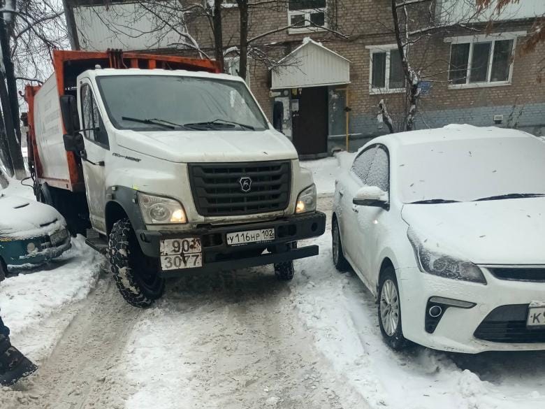 Уфимским водителям пригрозили серьезными штрафами за парковку у мусорных баков