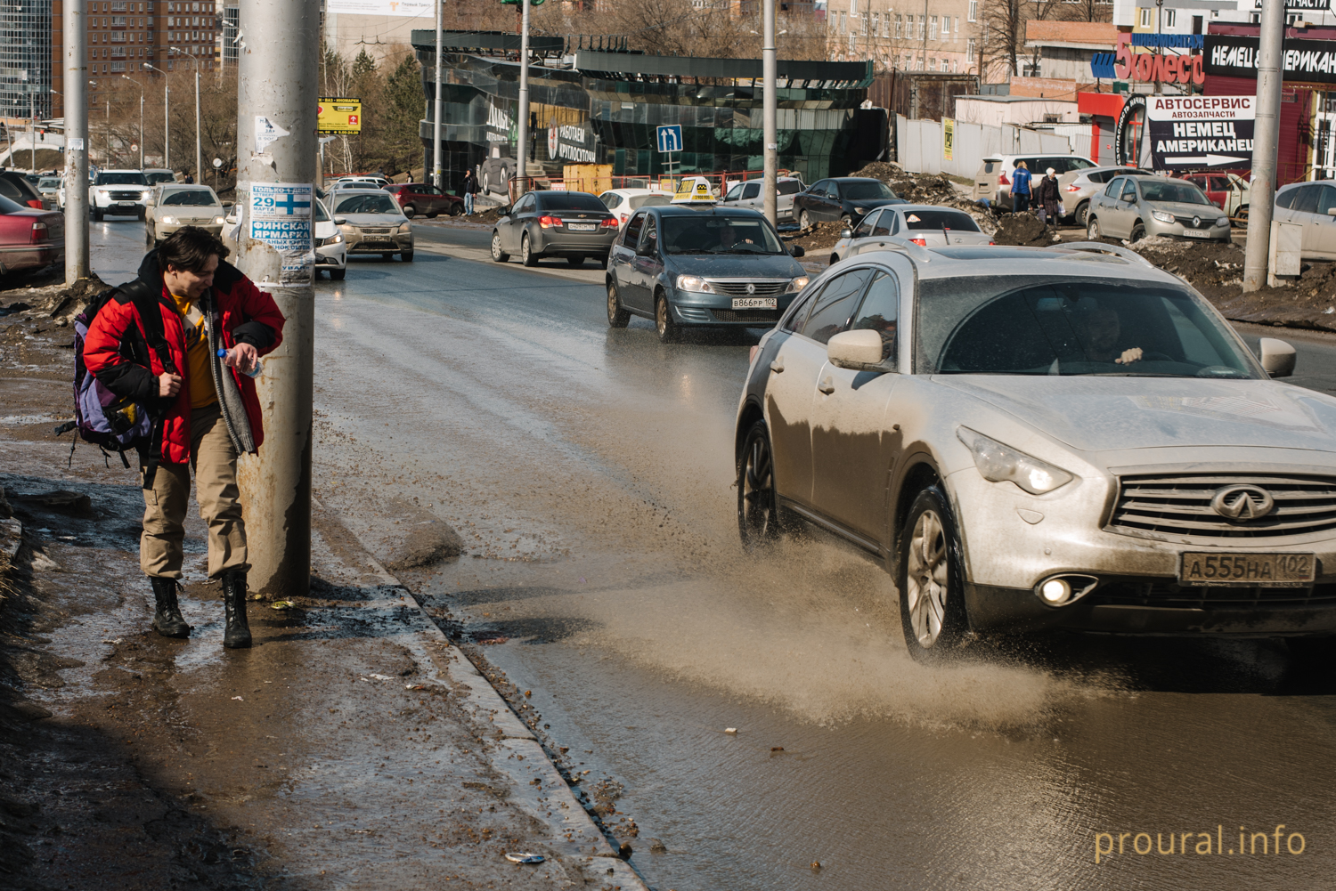 Огромные ямы на дорогах и грязь на тротуарах: Proural составил рейтинг самых "убитых" уфимских улиц