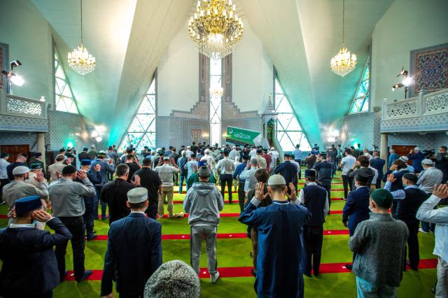 Фоторепортаж с утреннего намаза в Уфе: один из главных мусульманских праздников в этом году отмечали по-особенному