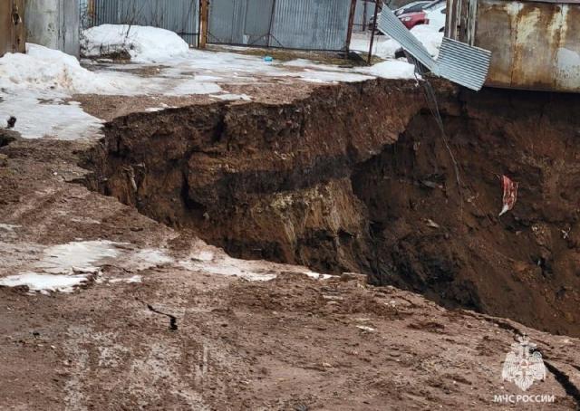 В Уфе на территории гаражей обвалился грунт