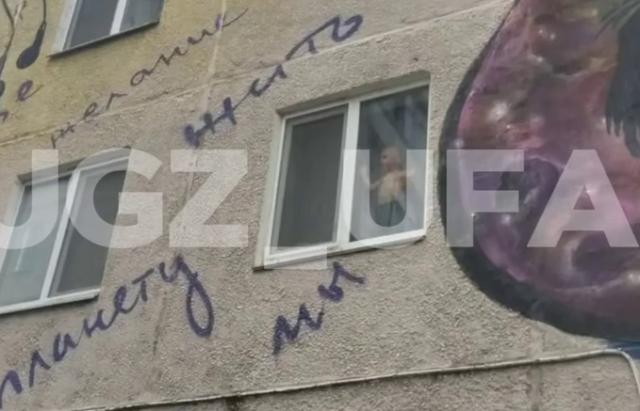 В Уфе 2-летний малыш едва не упал с окна второго этажа дома на Ушакова