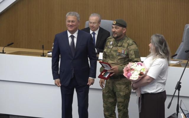 Хабиров присвоил звание заслуженного артиста участнику СВО из Башкирии