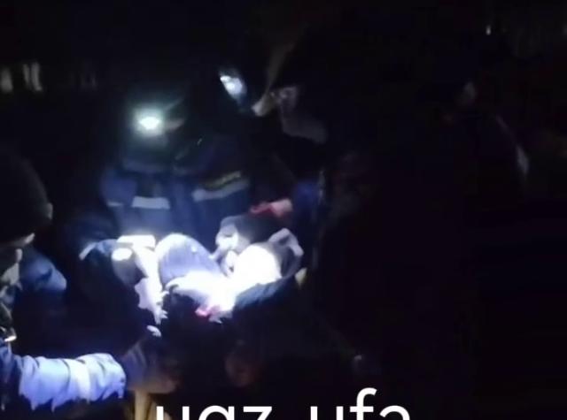 Спасатели в Уфе вытащили женщину, упавшую в глубокую яму