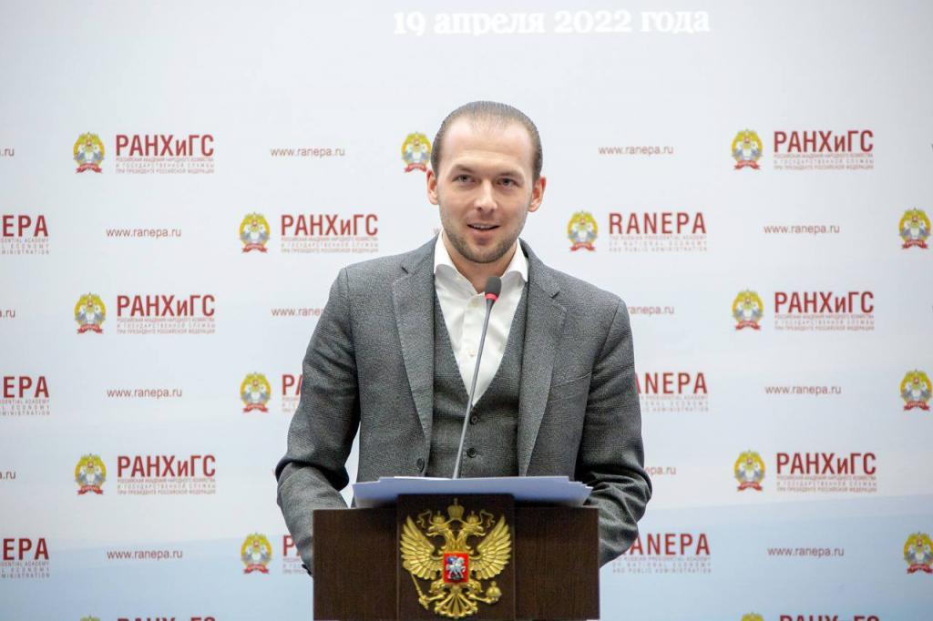 Денис Назаров наградил призеров регионального этапа Олимпиады по истории предпринимательства