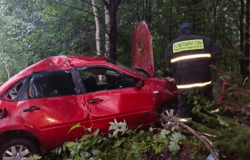 Спасатели деблокировали водителя вылетевшей в кювет легковушки в Башкирии