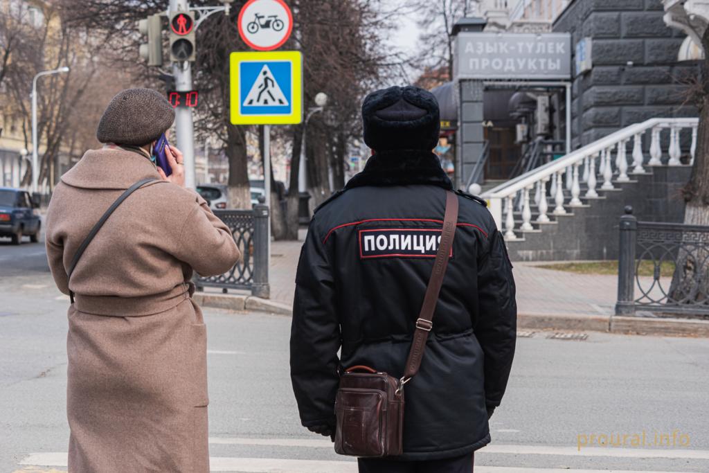 В Октябрьском осудили мужчину, который избил полицейского лопатой