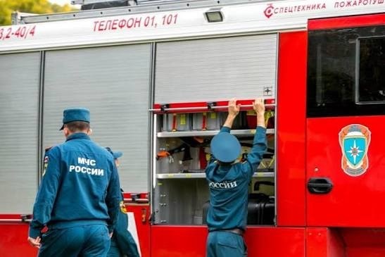 В Салавате тушат возгорание после падения обломков БПЛА В Салавате тушат возгорание после падения обломков БПЛА