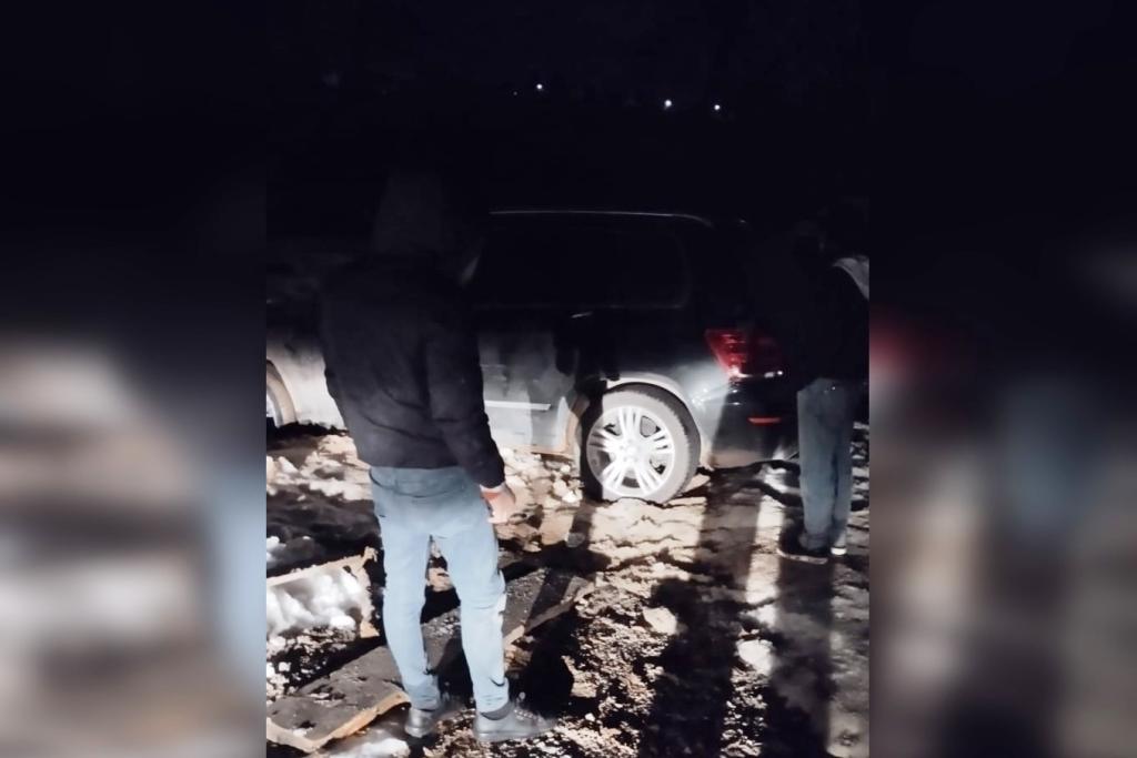 В Башкирии две женщины застряли на автомобиле в лесу