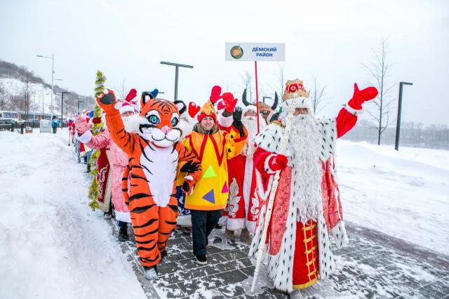 В Уфе впервые на набережной прошел парад Дедов Морозов — фоторепортаж