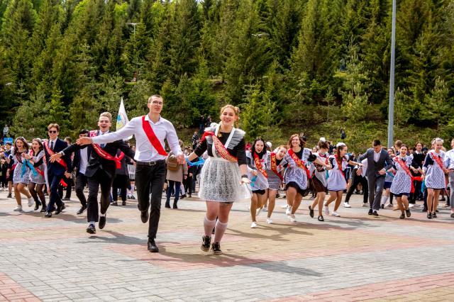 Юные и счастливые: фоторепортаж с празднования последнего звонка в Уфе