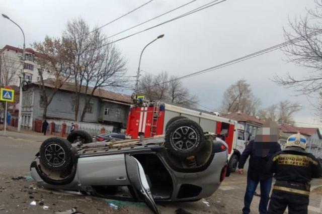 В центре Уфы опрокинулся автомобиль