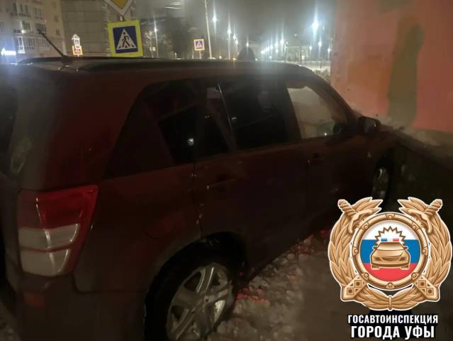 Иномарка врезалась в жилой дом в Уфе после аварии