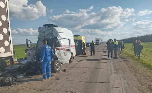 Три человека погибли в аварии с машиной скорой помощи в Башкирии Три человека погибли в аварии с машиной скорой помощи в Башкирии