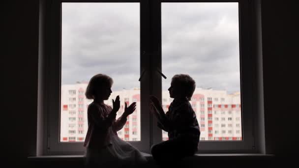 В Белорецке испугались за детей, играющих на подоконнике третьего этажа