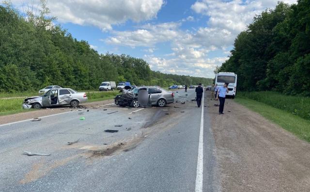 В Башкирии два человека погибли в массовом ДТП с участием автобуса