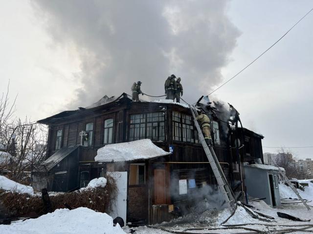 Из горящего деревянного дома в центре Уфы спасли двух человек