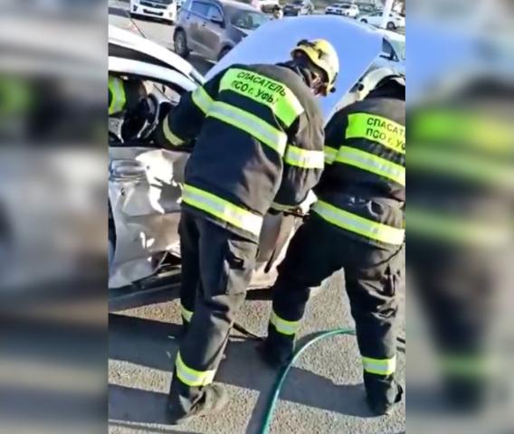 В Уфе спасатели деблокировали зажатого в автомобиле мужчину
