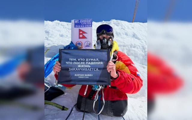 Рустам Набиев из Башкирии первым в истории покорил Эверест на одних руках Рустам Набиев из Башкирии первым в истории покорил Эверест на одних руках