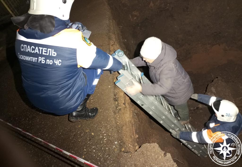 В Башкирии спасатели помогли женщине, упавшей в вырытую траншею