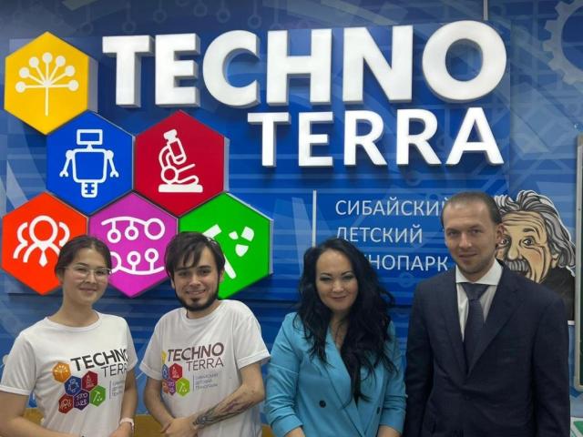 Денис Назаров посетил детский технопарк «Технотерра» и Ледовый дворец в Сибае
