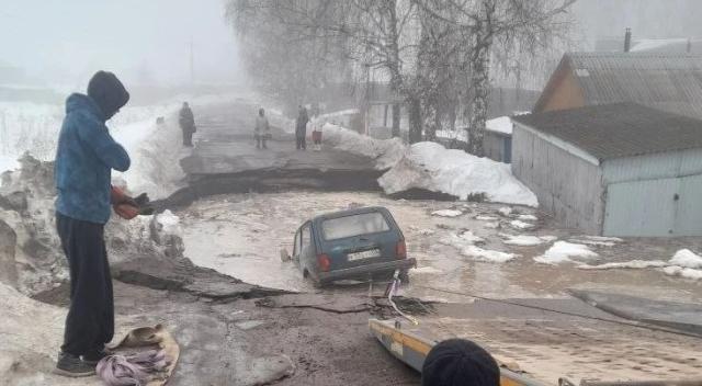 В Башкирии машина утонула в карстовом провале