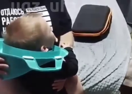 Спасатели в Уфе сняли с головы ребенка детский стульчик