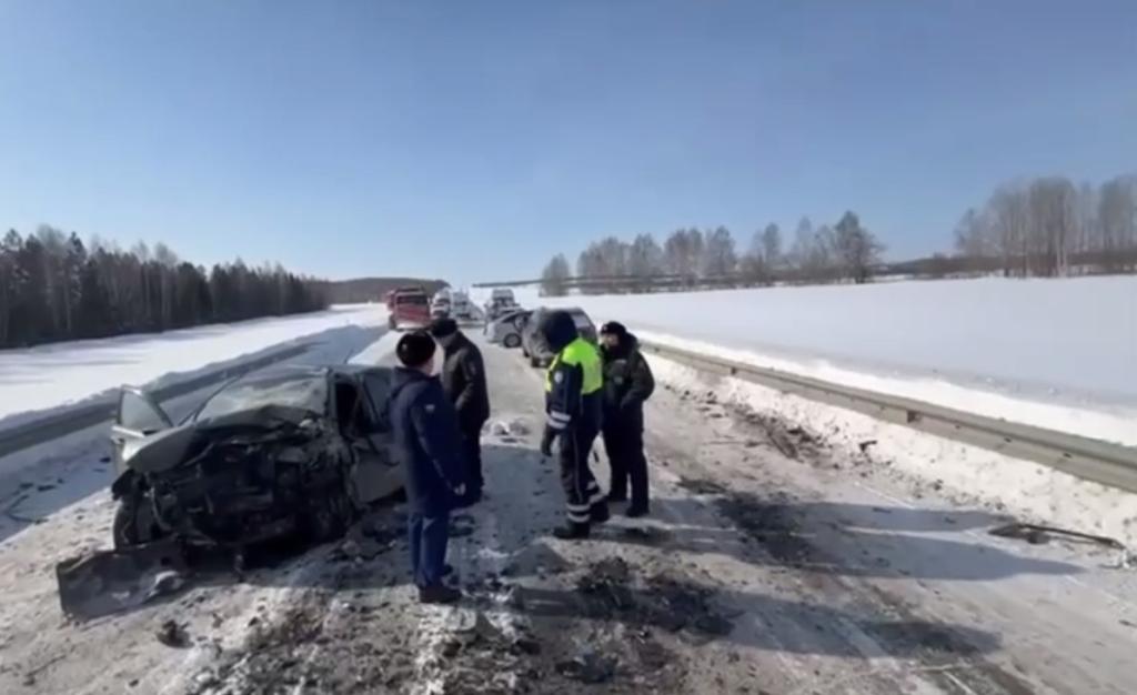Пять человек погибли в жестком ДТП с тремя легковушками в Башкирии