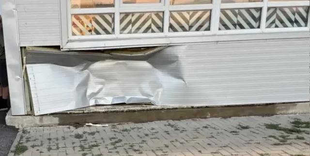 Пьяный пенсионер на иномарке врезался в здание магазина в Башкирии Пьяный пенсионер на иномарке врезался в здание магазина в Башкирии