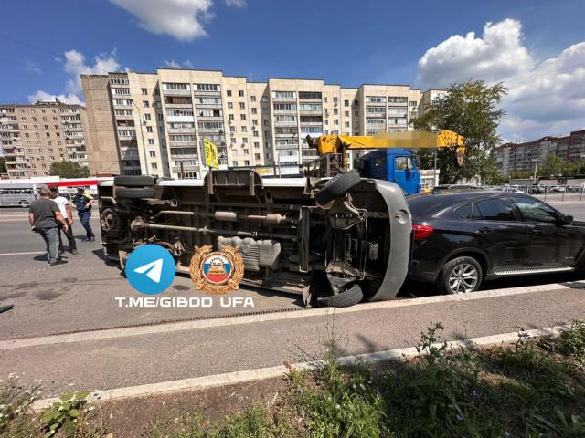 В Уфе от столкновения с КамАЗом перевернулся автобус