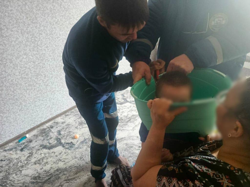 В Уфе спасатели помогли 2-летнему малышу, застрявшему головой в горшке