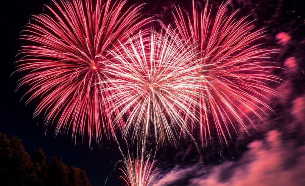 Два ребенка и фигура Деда Мороза пострадали от фейерверков в Башкирии