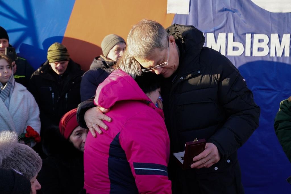 Радий Хабиров вручил посмертную награду родителям татышлинца, угнавшего украинский БТР