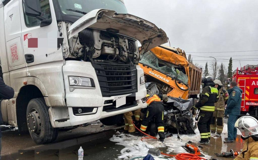 В массовом ДТП с 12 автомобилями в Уфе погибли два человека