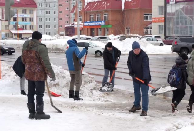 На уборку снега в Стерлитамаке вывели горожан