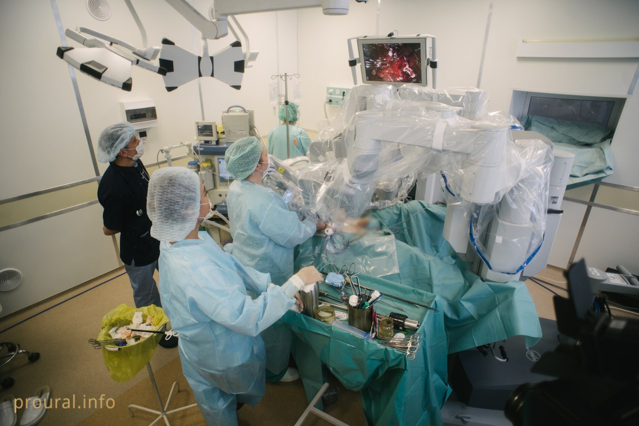Фоторепортаж с фантастической операции, где главный помощник хирурга - современный робот