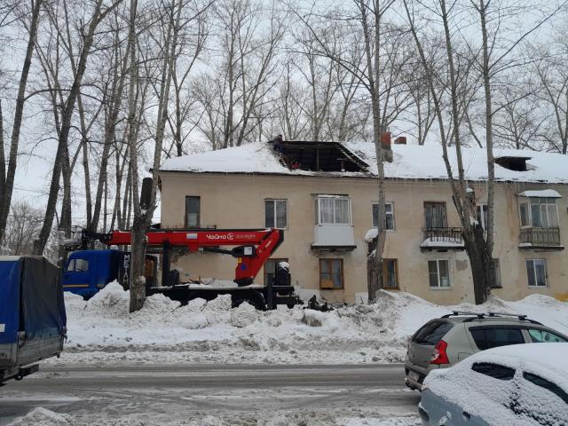 В Уфе из-за скопившегося снега провалилась крыша дома
