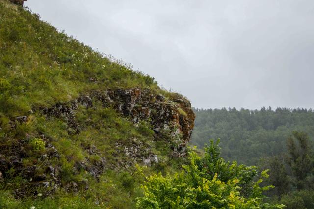В Башкирии туристка сорвалась со скалы высотой 10 метров
