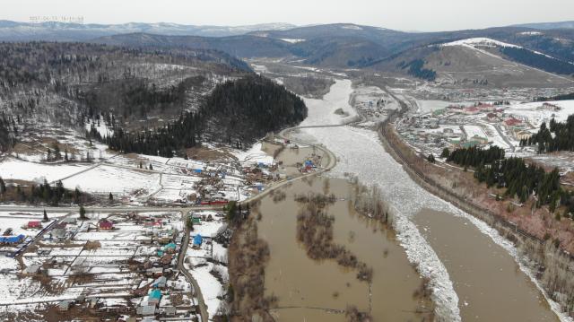 Госкомитет по ЧС Башкирии показал с воздуха затопленное село Ассы и ледяной затор на реке Инзер 