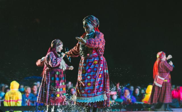 На сцене летали брызги дождя: фоторепортаж о первом дне фестиваля «Сердце Евразии» в Уфе