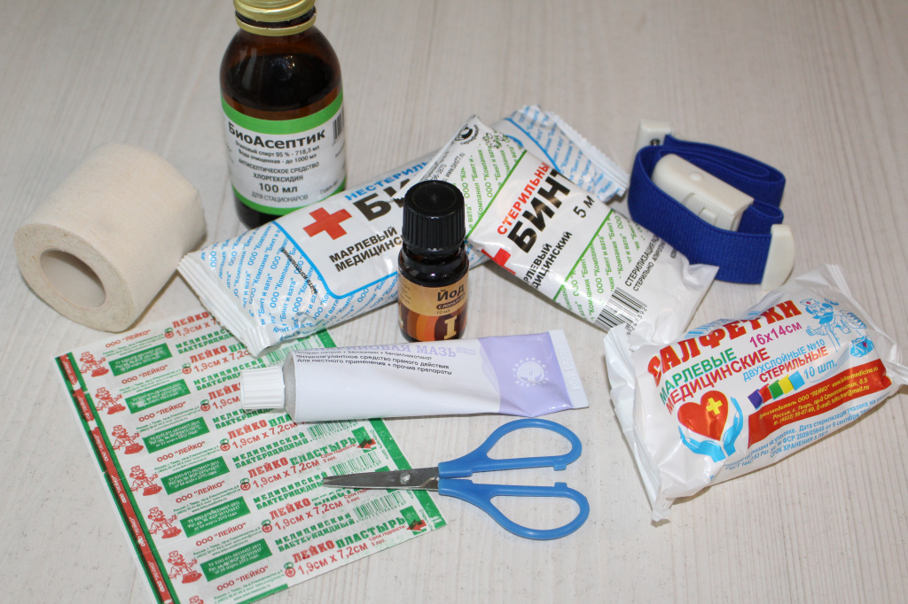 bandage, plaster, first aid kit, iodine.JPG