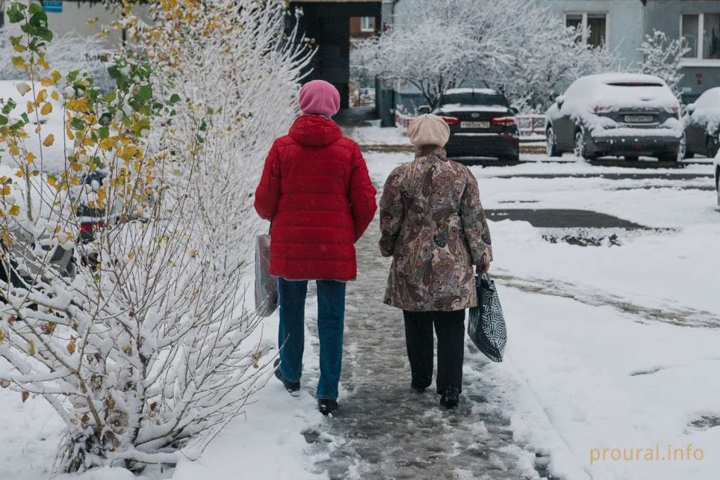 первый снег 2019 улица прохожие город зима (12).jpg